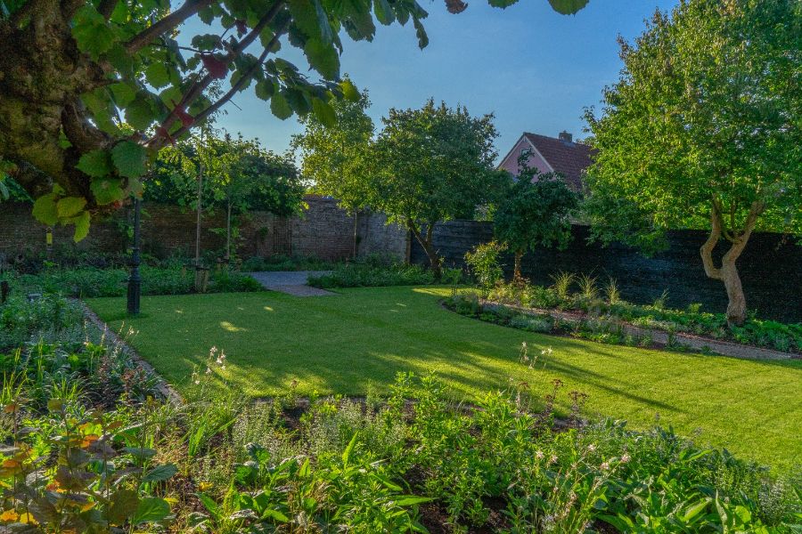 Achtertuin bij monumentale boerderij - Aangelegd door Dutch Quality Gardens Van Ooijen's Hoveniers