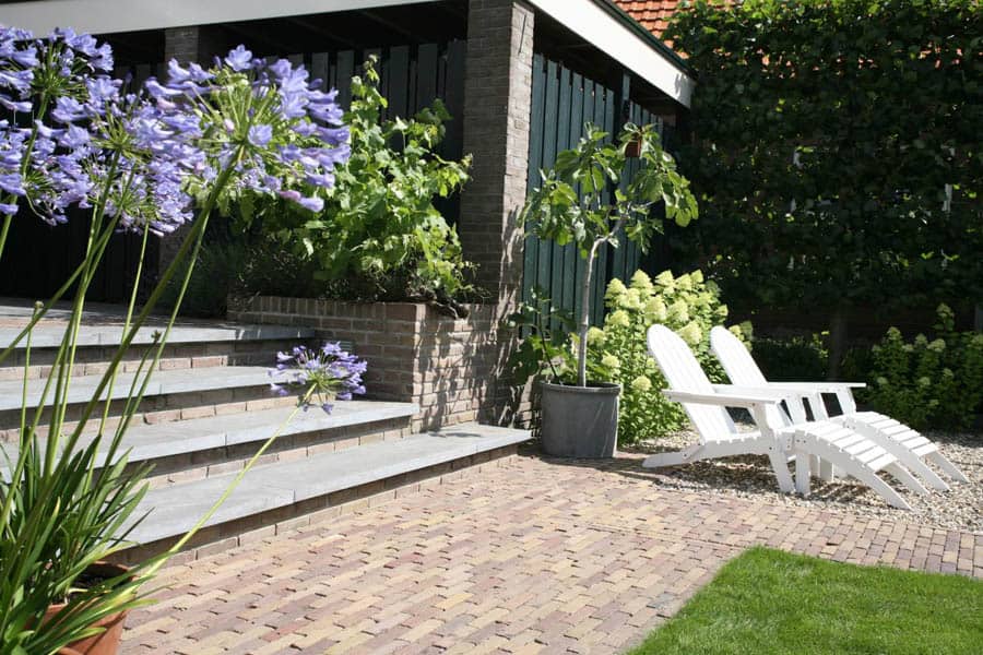 Tuin met royale trap ter overbrugging hoogteverschil
